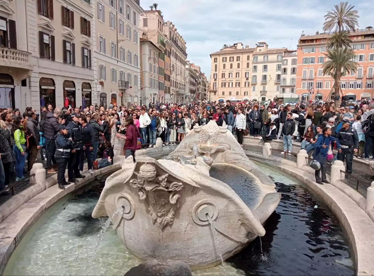 Environnement : des militants noircissent l'eau d'une fontaine historique à Rome