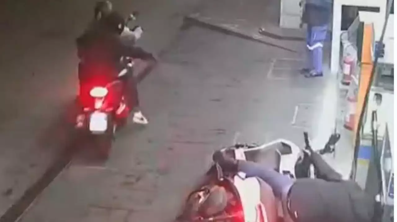 Napoli, ingegnere resiste alla rapina dello scooter e gli sparano alle gambe: il video choc