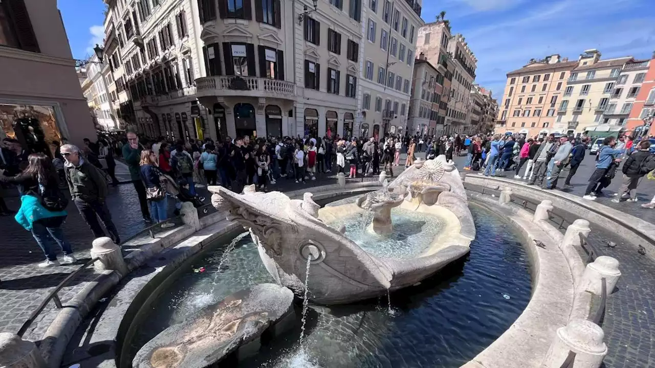 Roma, blitz degli attivisti di Ultima Generazione a piazza di Spagna: liquido nero nella Barcaccia