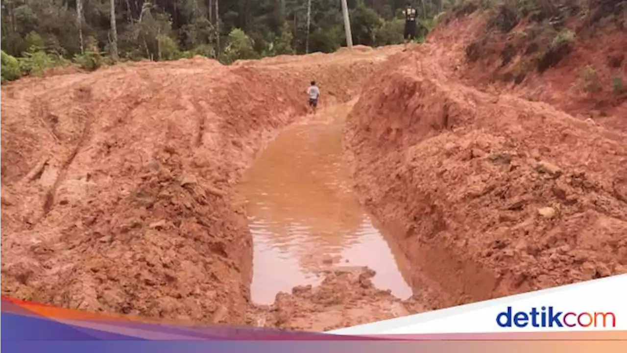 Warga Seko Protes Pemprov Sulsel Tak Kunjung Perbaiki Jalan Rusak-Berlumpur