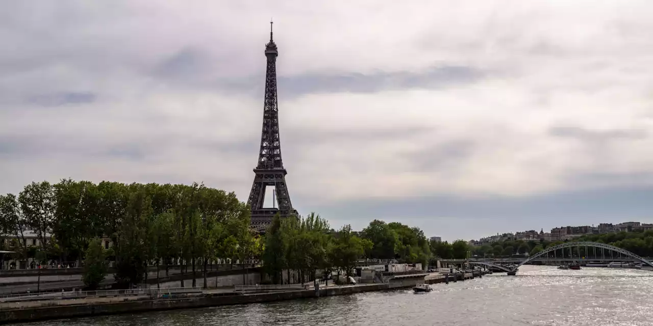 Paris : la tour Eiffel se pare d'un toboggan et d'une réplique pour le 1er avril