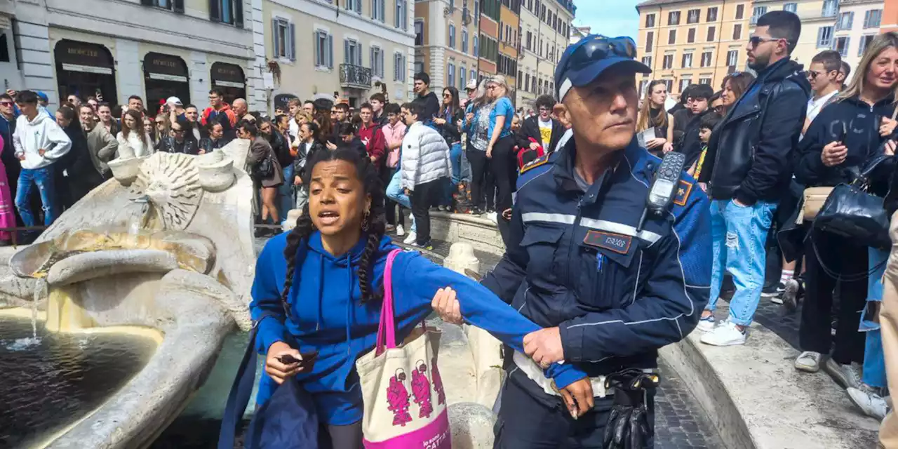 VIDÉO - Climat : des militants noircissent l'eau d'une fontaine historique à Rome