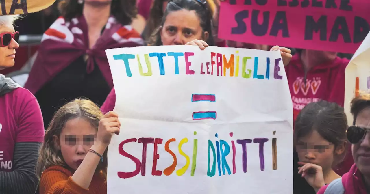 Savona, il sindaco Russo registra all'anagrafe il figlio di due donne: 'Sfido il divieto, il governo è lontano dalla realtà' - Il Fatto Quotidiano