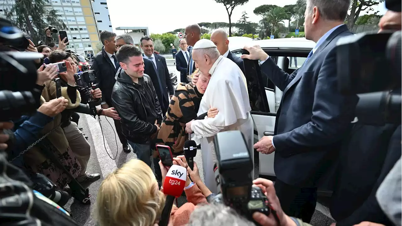 Le pape François est sorti de l'hôpital après trois jours de soins pour une bronchite