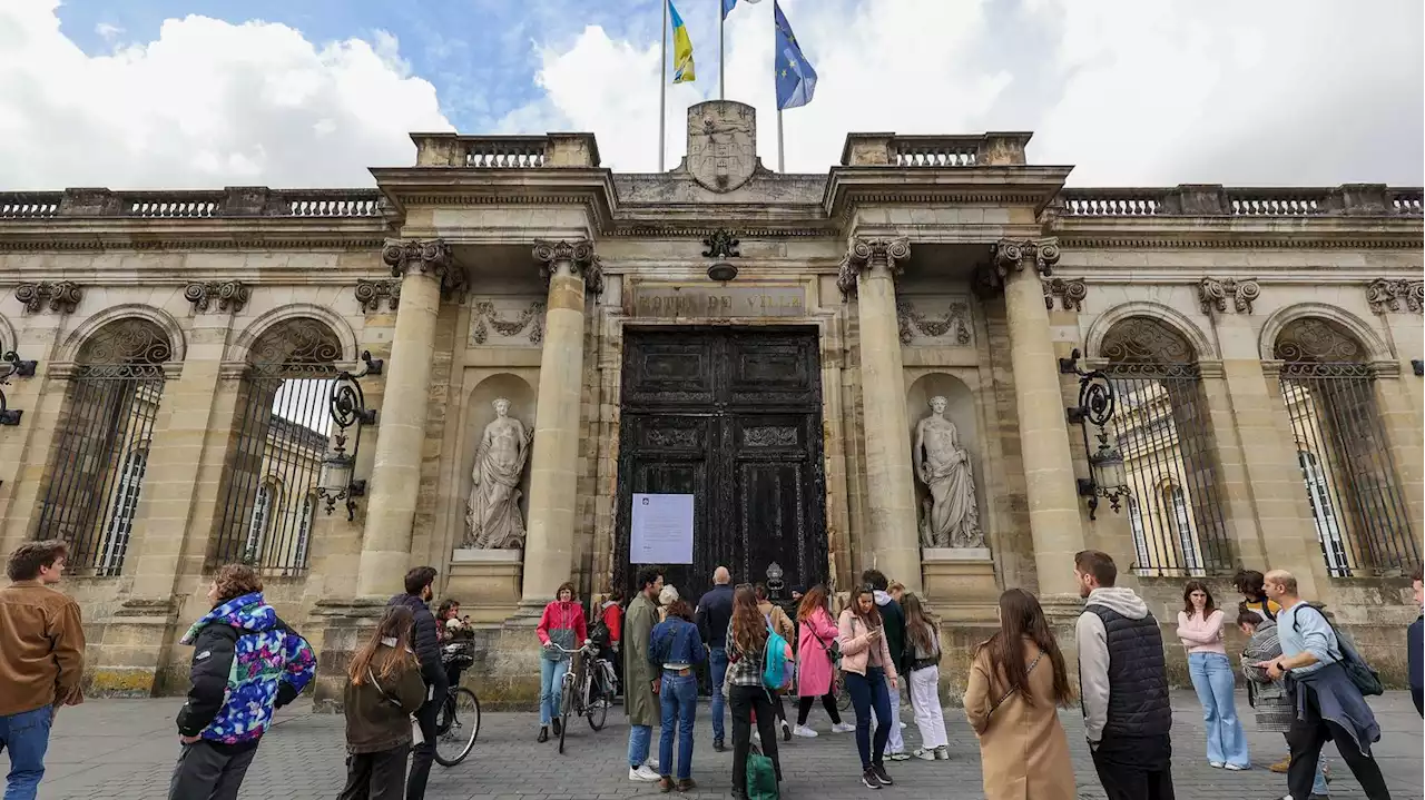 Porte de la mairie de Bordeaux incendiée : trois nouvelles personnes ont été mises en examen