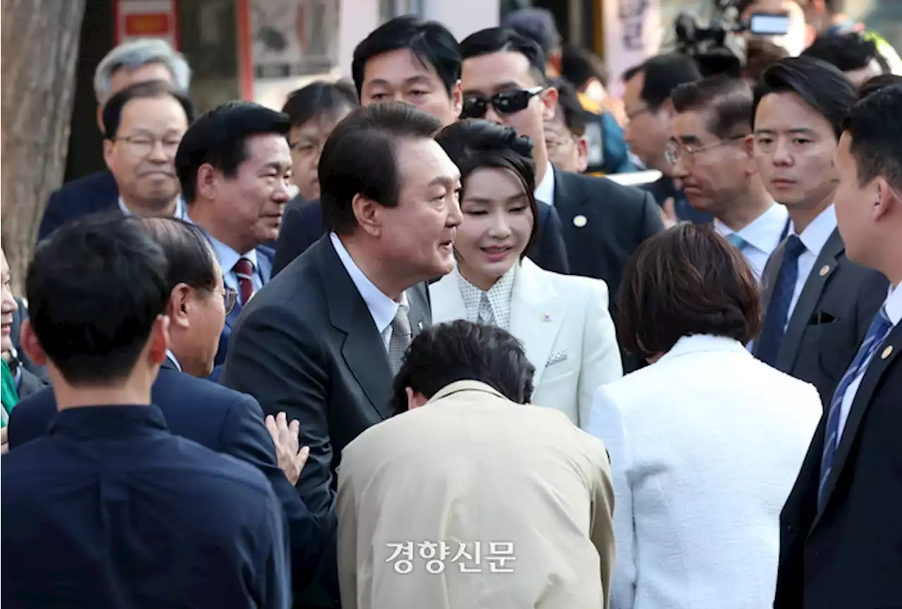 대구 서문시장 간 윤 대통령 “서문시장에서 응원 받아···발 닳도록 뛰겠다”