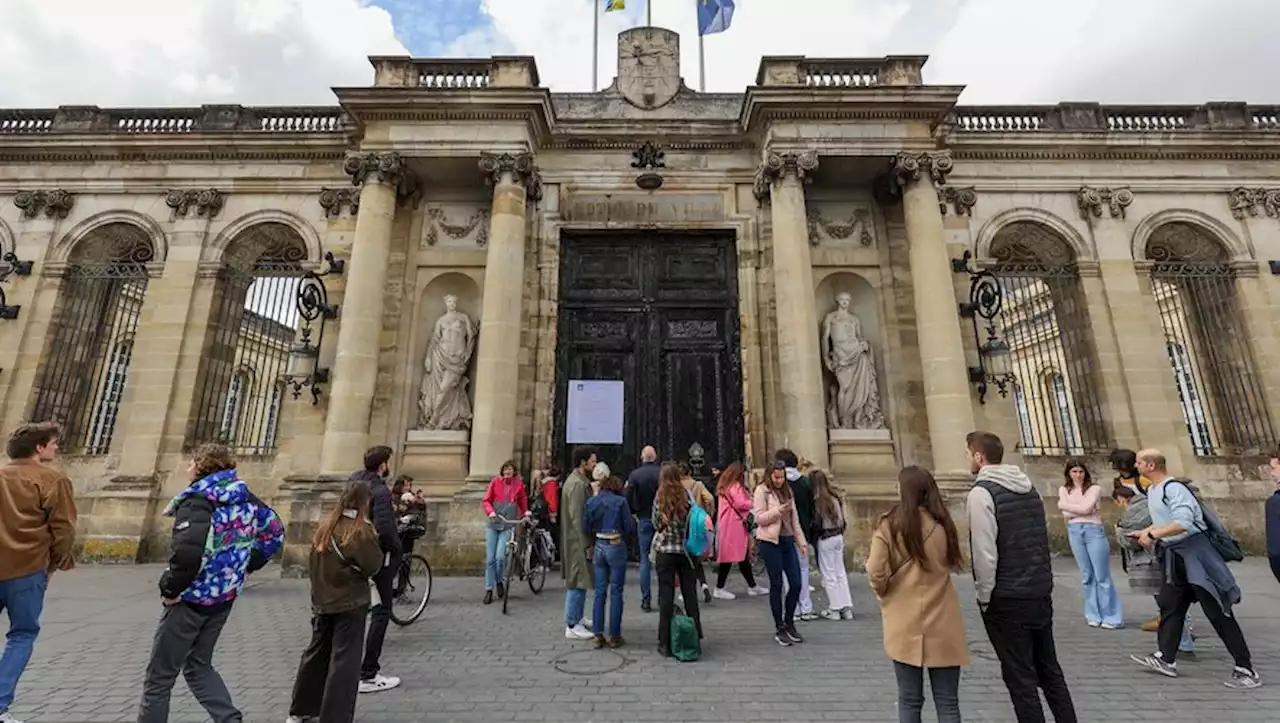 Retraites : trois nouvelles mises en examen après l'incendie du porche de la mairie de Bordeaux