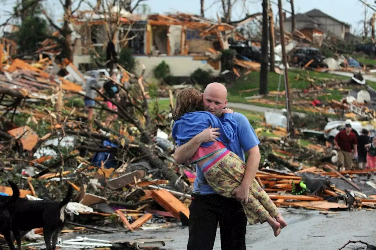 Sube a 18 cifra de muertos tras tornados en EU