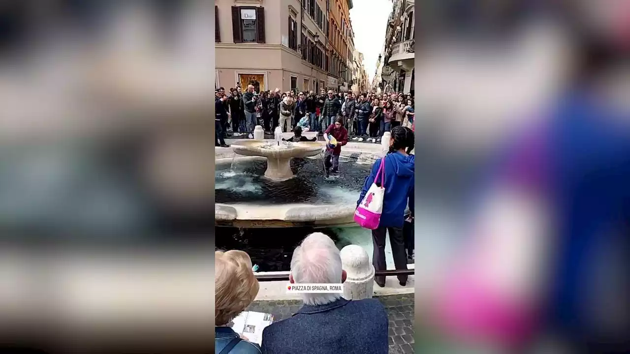 Roma, gli attivisti di Ultima Generazione versano carbone vegetale nella fontana della Barcaccia