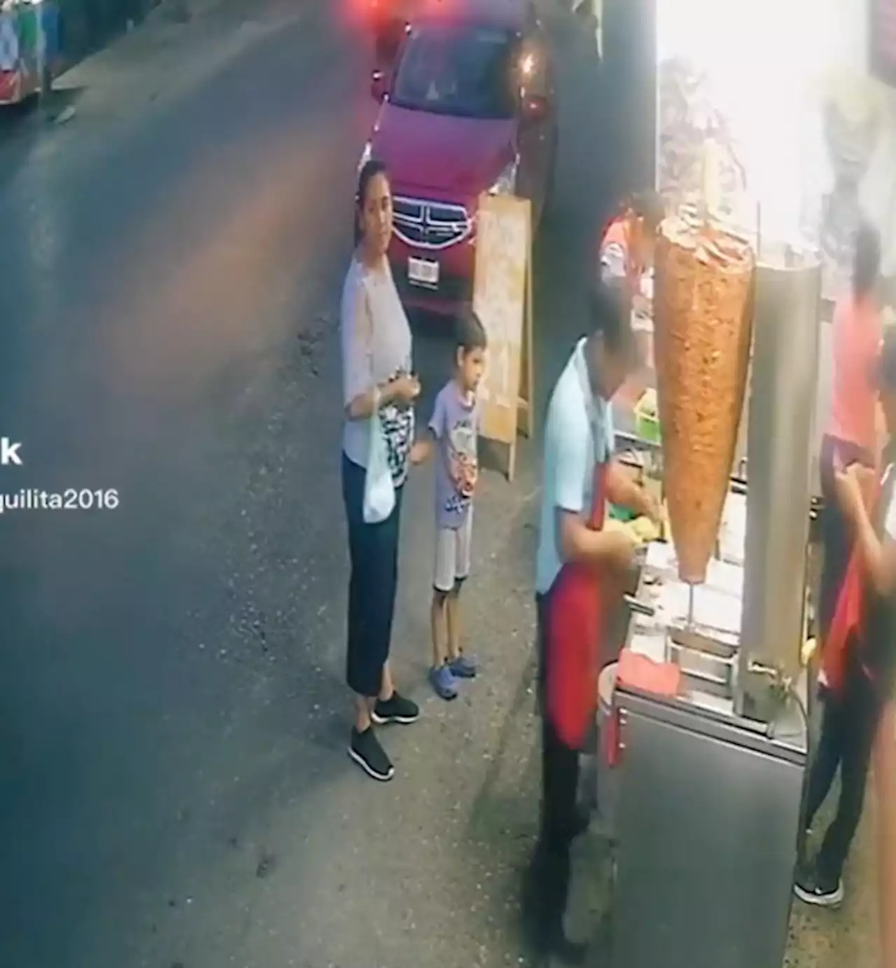 Se le cae trompo al pastor y se vuelve viral en pleno Día del Taco