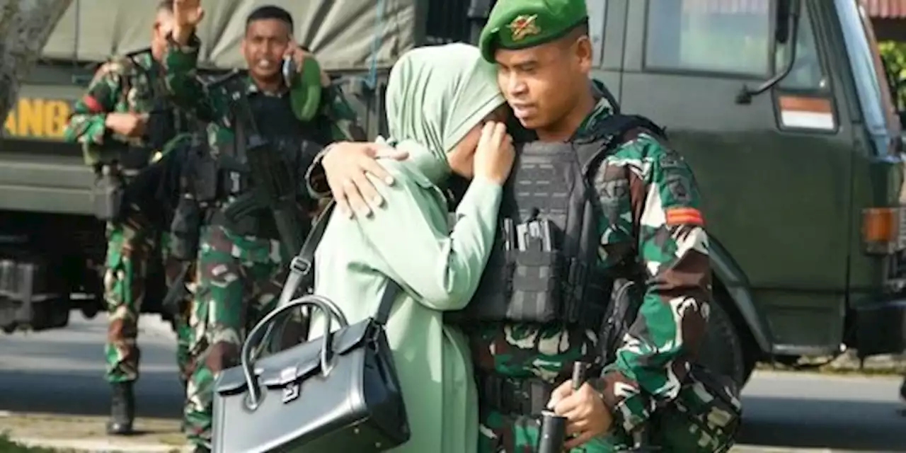 Tangis Haru Warnai Pelepasan 450 Prajurit TNI AD Jaga Perbatasan di Papua | merdeka.com