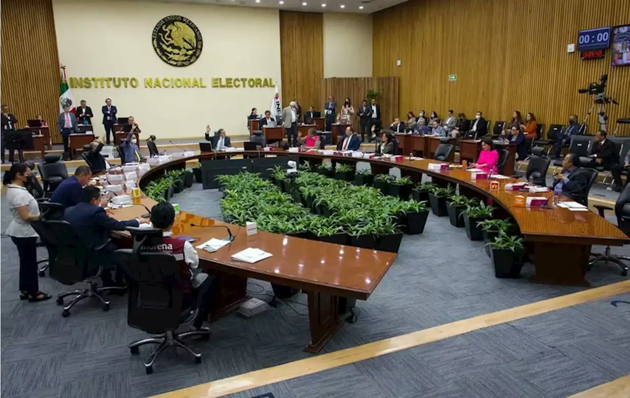 Consejeros de INE se reúnen para planear bienvenida a nueva presidenta