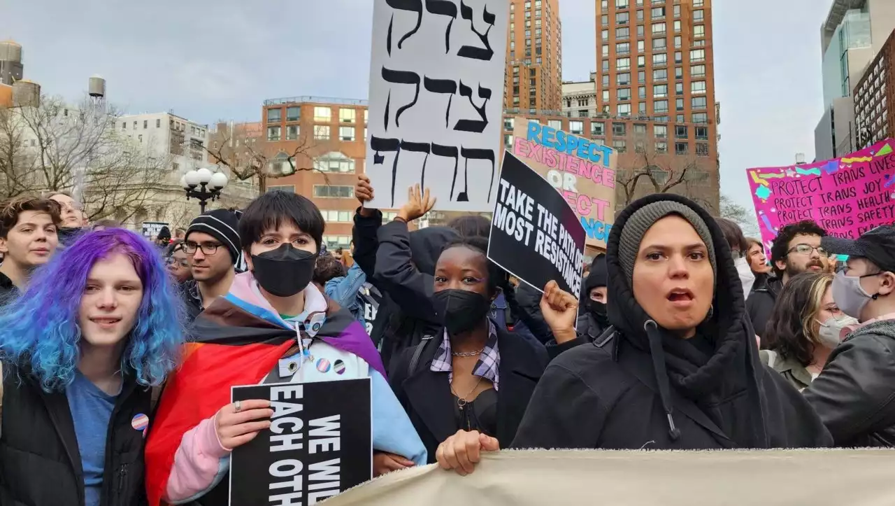 Cientos de jóvenes trans repudian en Nueva York leyes contra comunidad LGBTQ