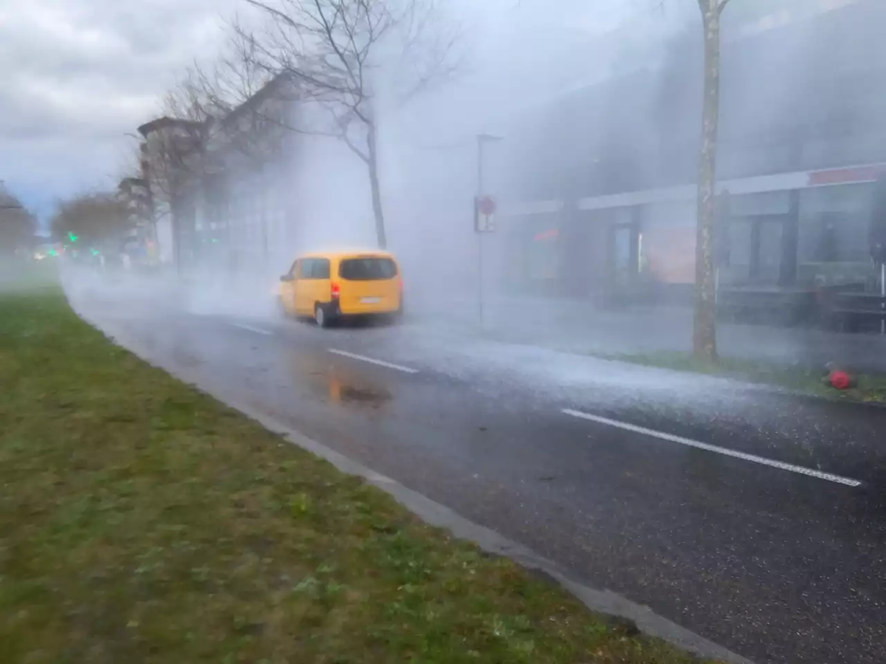 Stadt Zürich ZH / Kreis 11: Viel Wasser und ein Verletzter nach Unfall – Zeugenaufruf