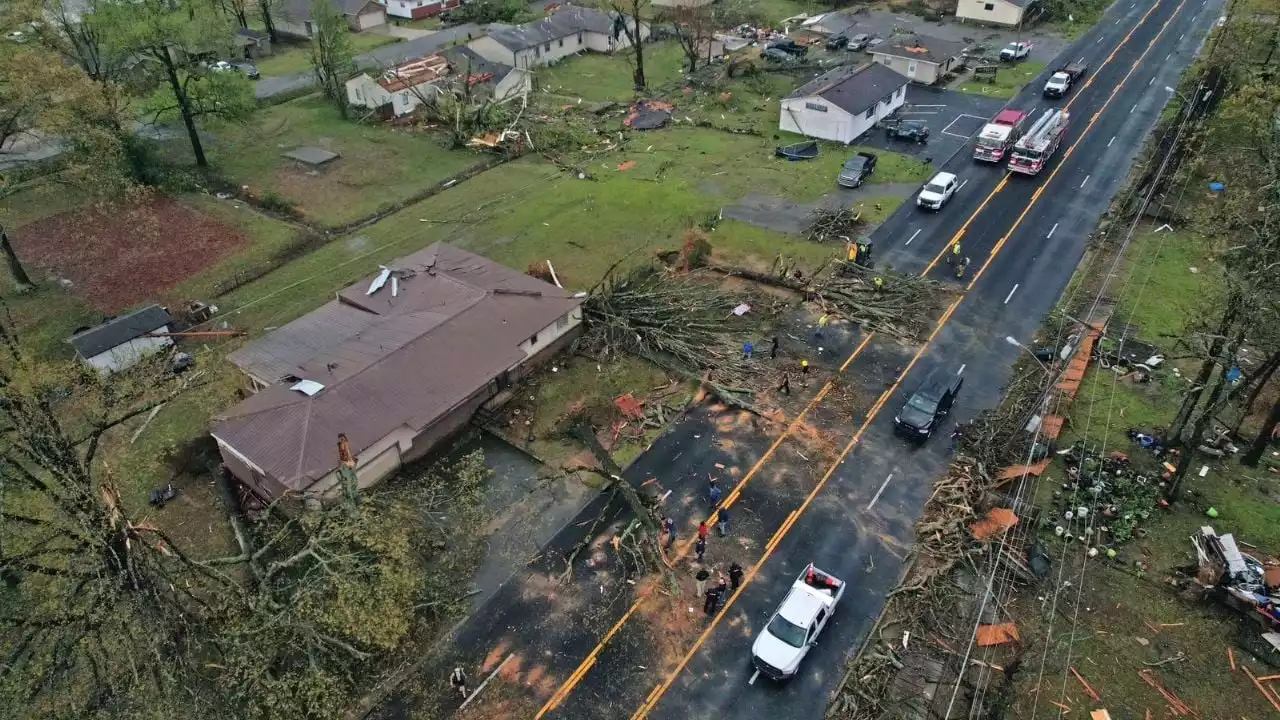 Tornados arrasan viviendas y dejan tres muertos en sur y centro-norte de EU (Videos)