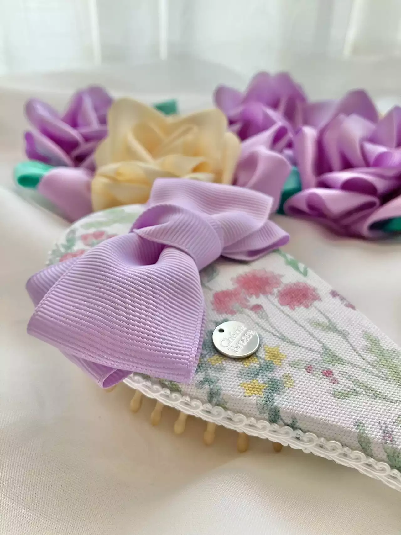 【木製ヘアブラシデコレーションChérie Brosse®】専用シートを使ってデコレーション、娘への想いと願いを込めてママから手渡すファーストヘアブラシ。