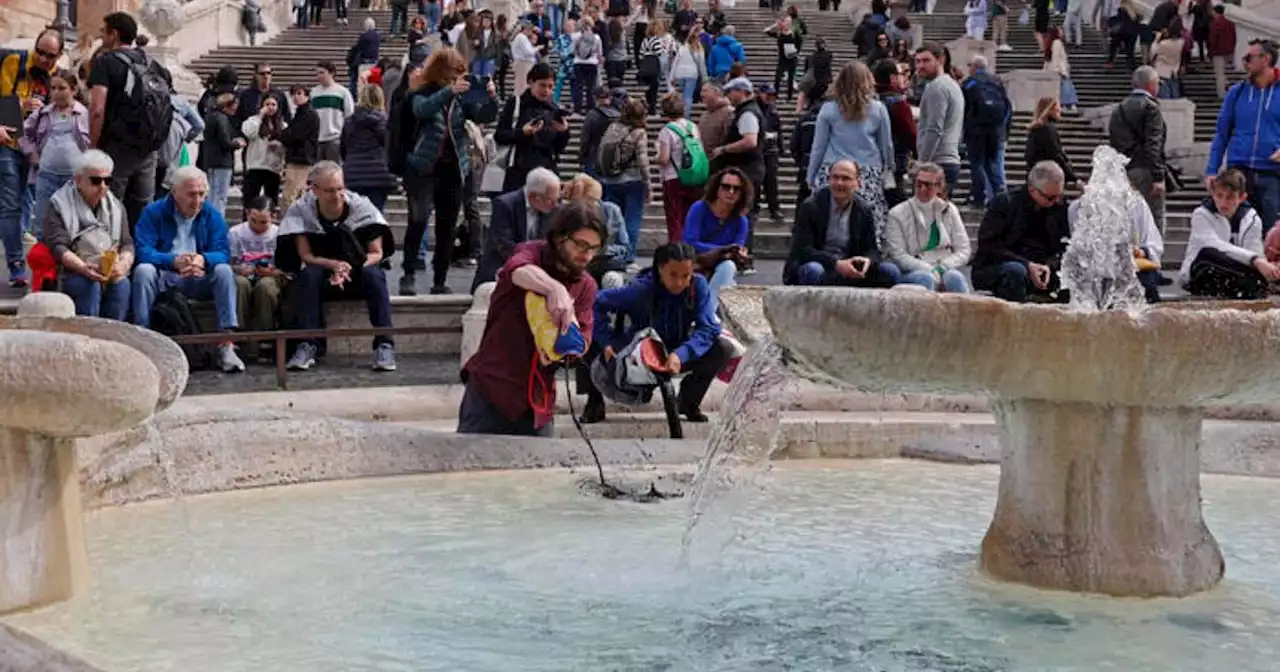 Nuovo blitz degli attivisti di 'Ultima Generazione': liquido nero nella fontana della Barcaccia