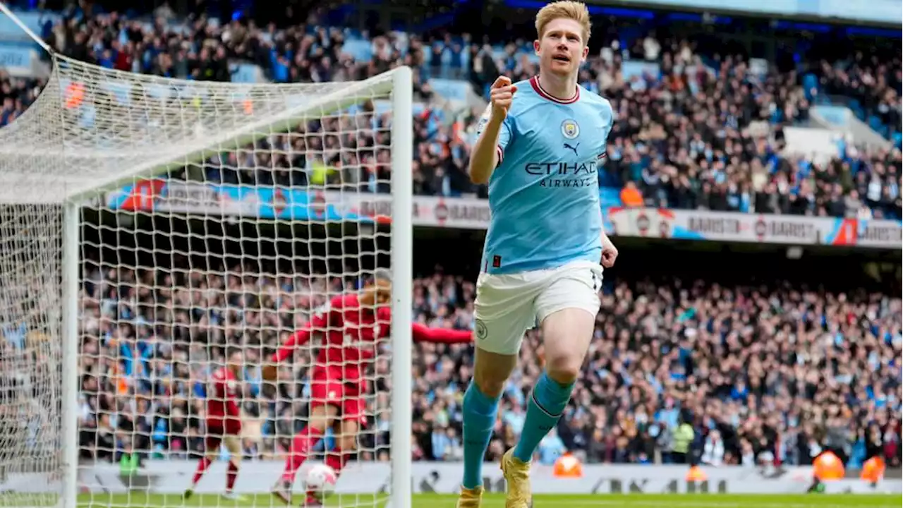 Manchester goleó al Liverpool y asecha el liderato de la Premier League