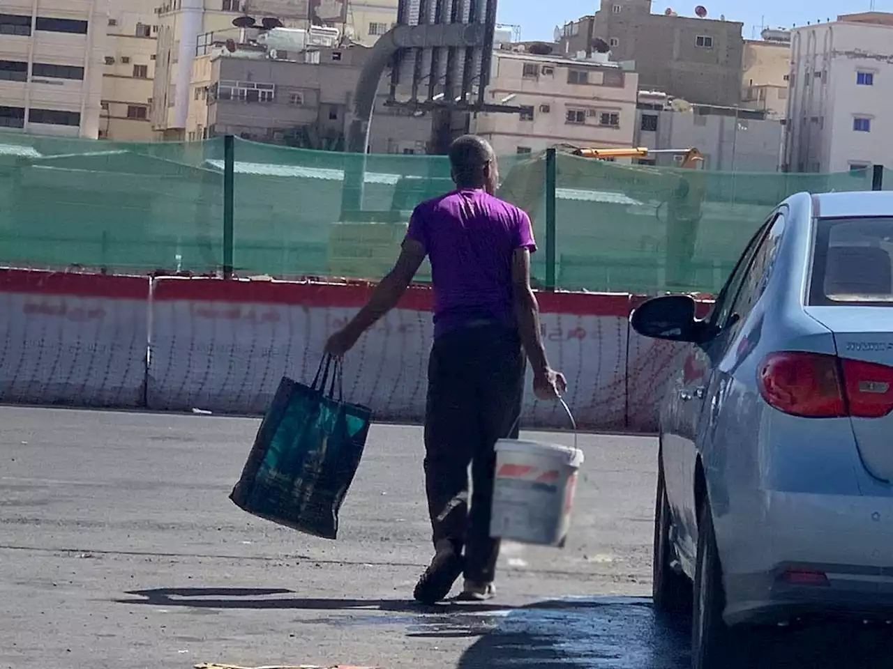بالصور.. 'سبق' من الطائف ترصد عمالة 'مخالفة' تحترف غسل السيارات.. تهدر المياه وتُشوِّه المنظر الحضاري
