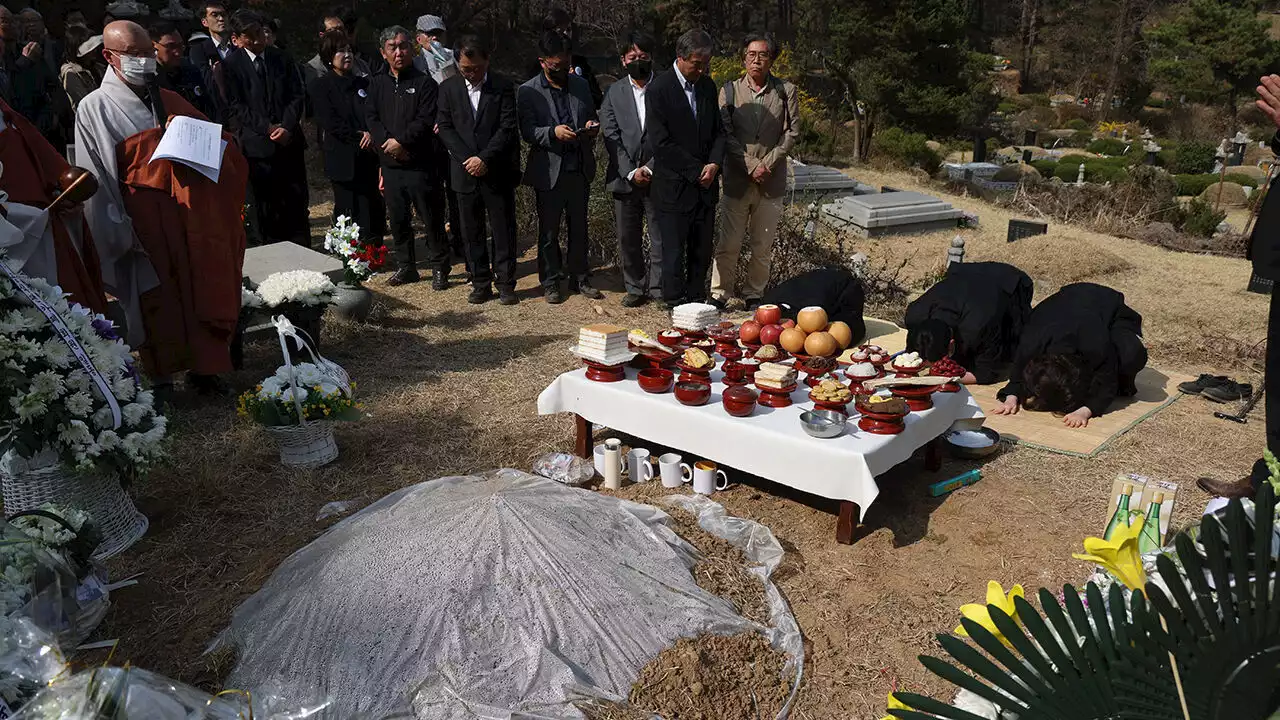 박원순 전 시장 묘소, 이른 새벽 모란공원으로 이장