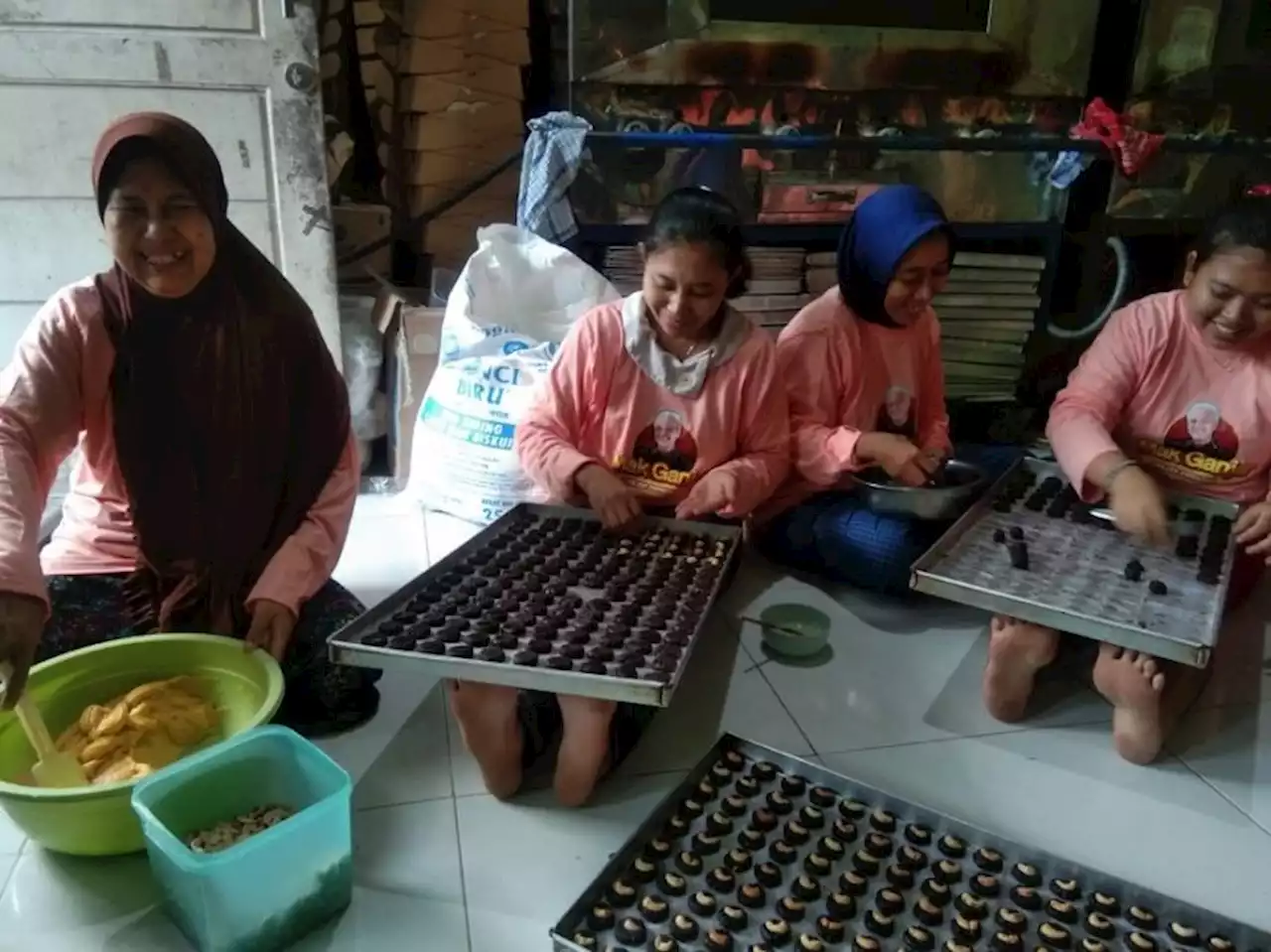 Dukung Usaha Kue Kering di Gresik, Mak Ganjar Salurkan Bantuan