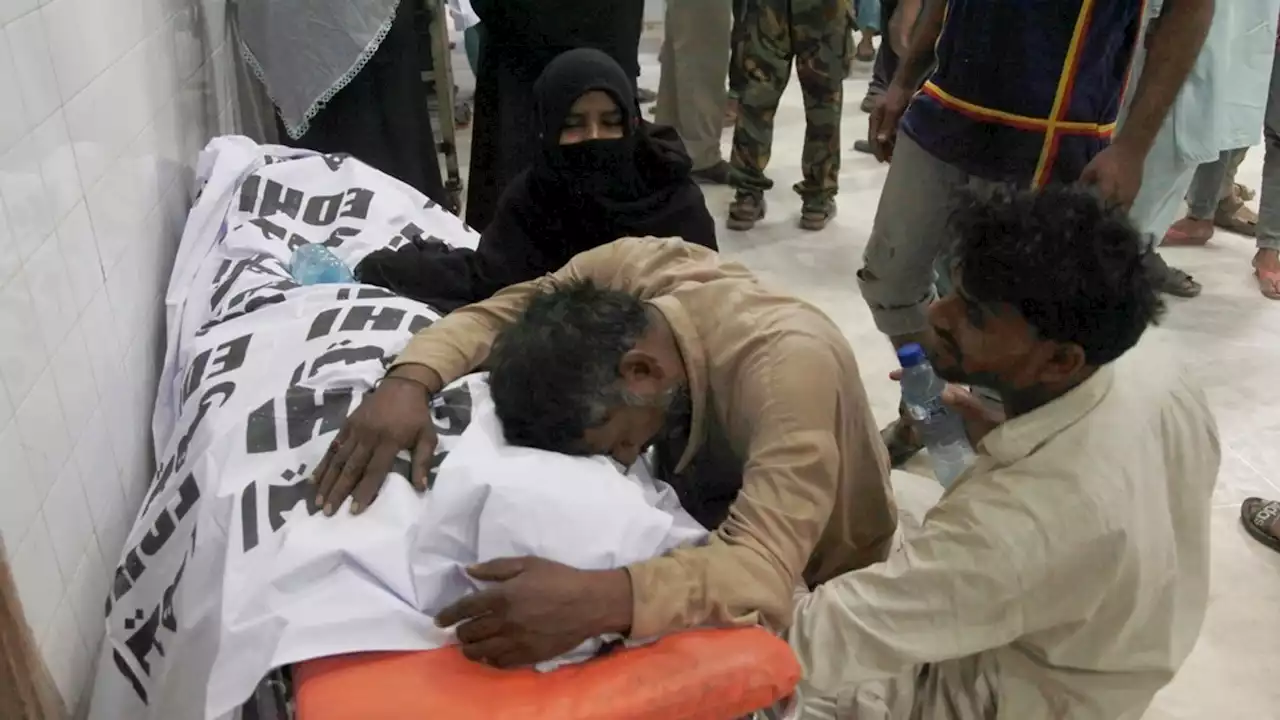 Pakistan: 12 killed in crush at free food handout during Ramadan