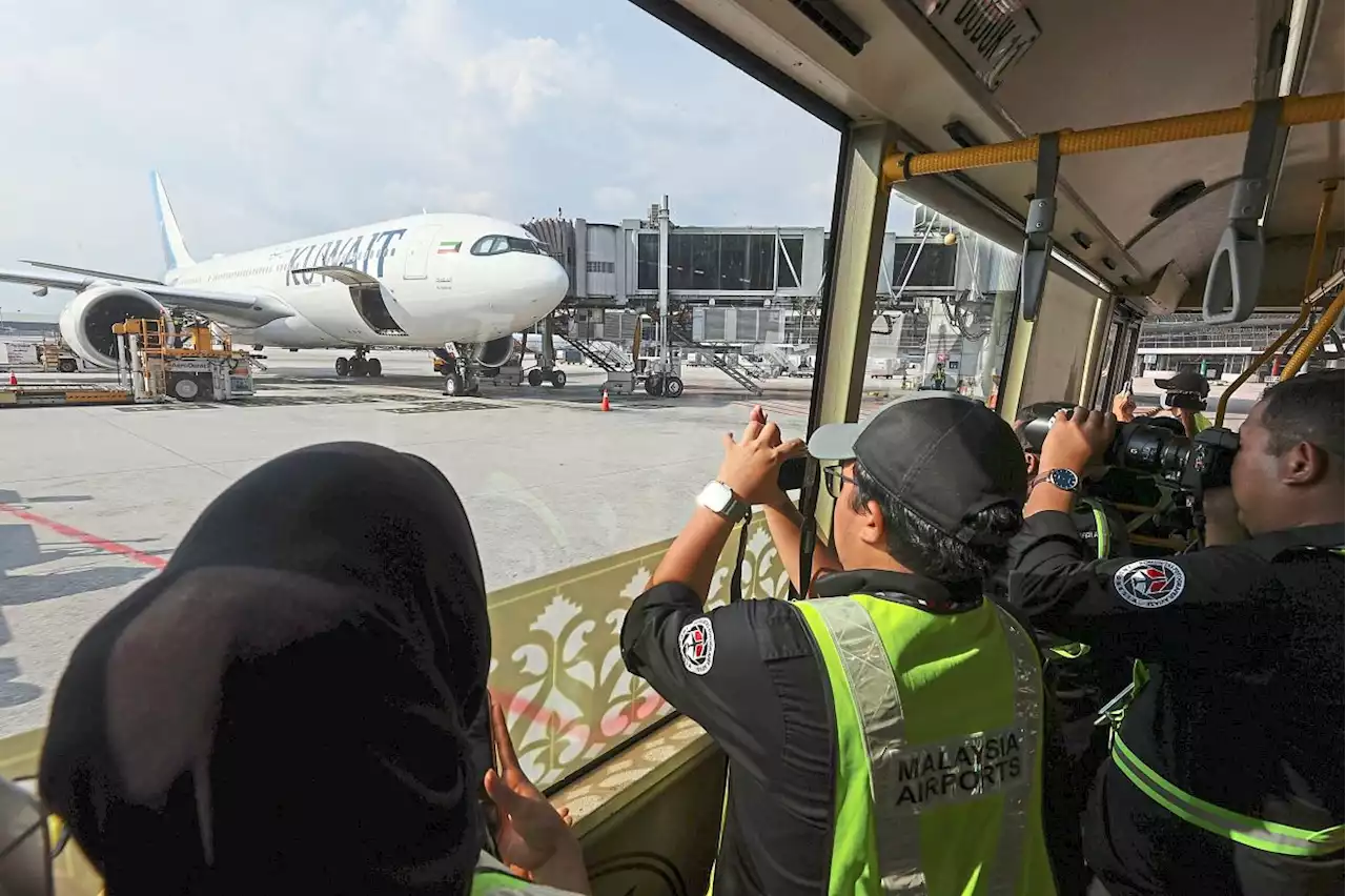 Hearts soar at plane spotter paradise