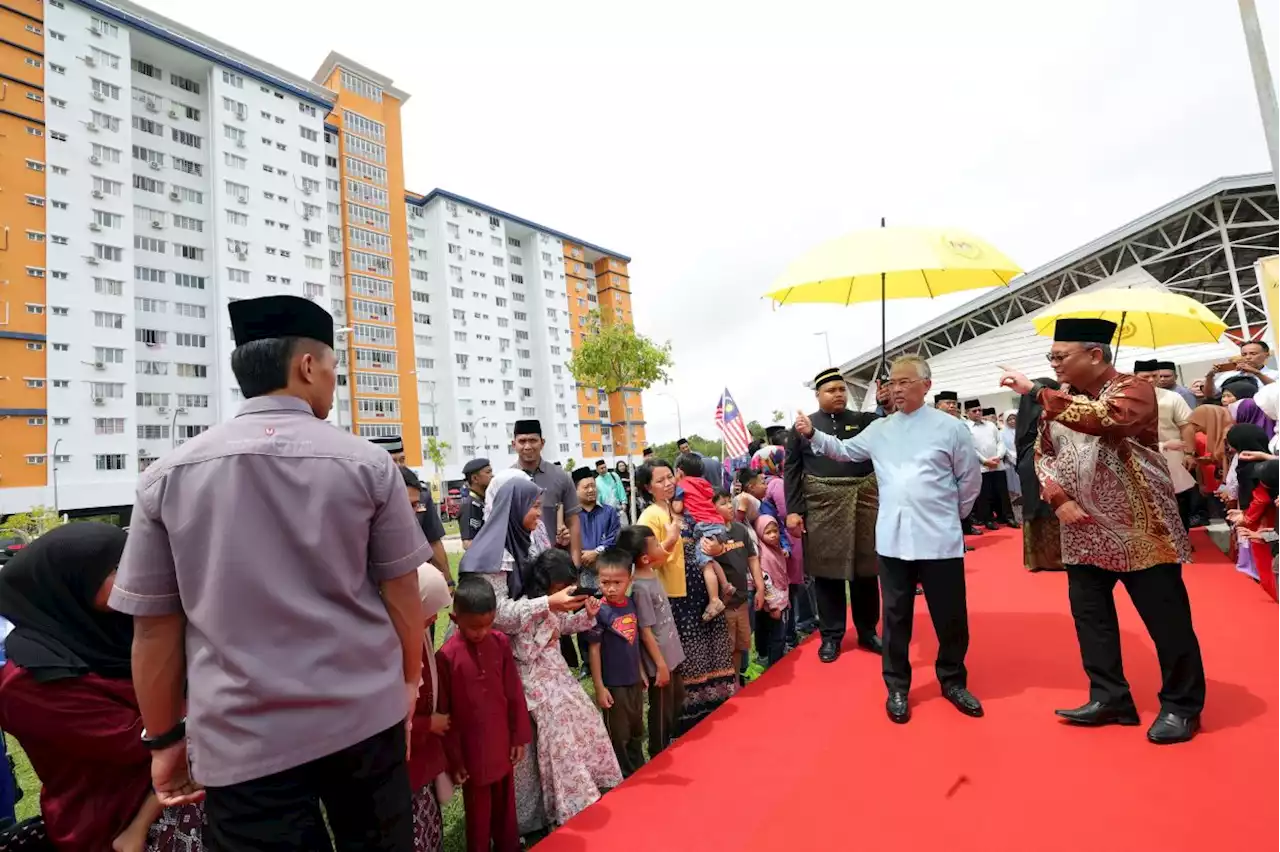 King and Queen help Labuan villagers to prepare traditional dish