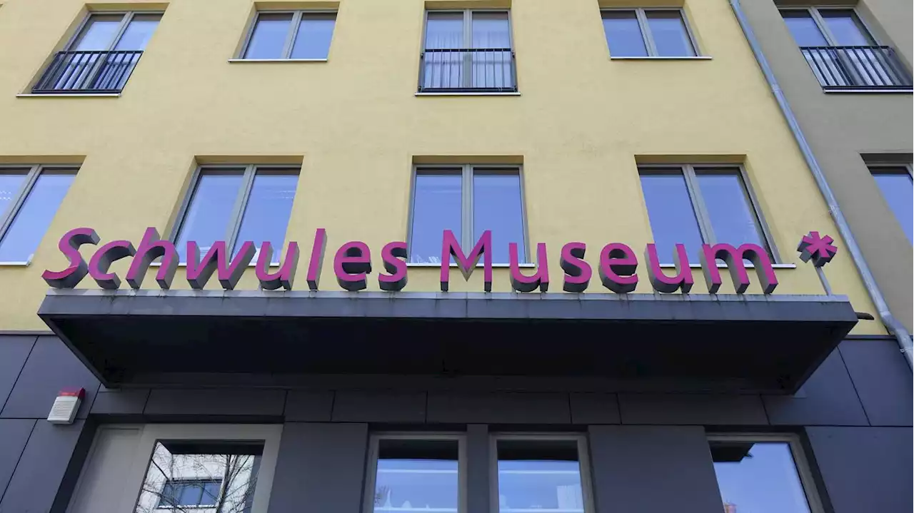 Mit Feuerlöscher gegen Fassade gesprüht: Erneuter Angriff auf das Schwule Museum in Berlin-Tiergarten