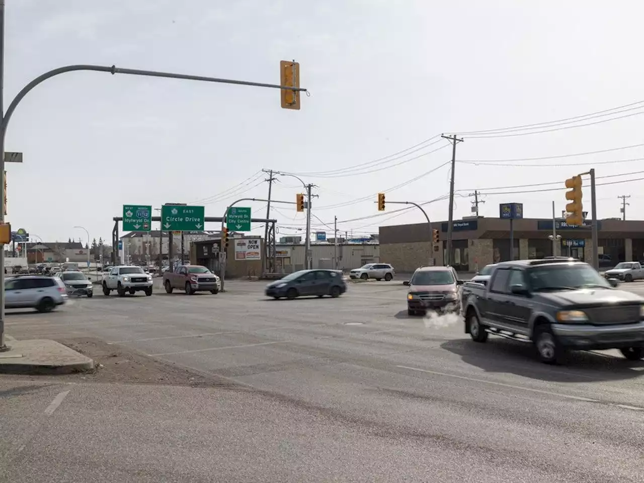 Turn left: Intersections with the most collisions in Saskatoon tend to be bigger, busier