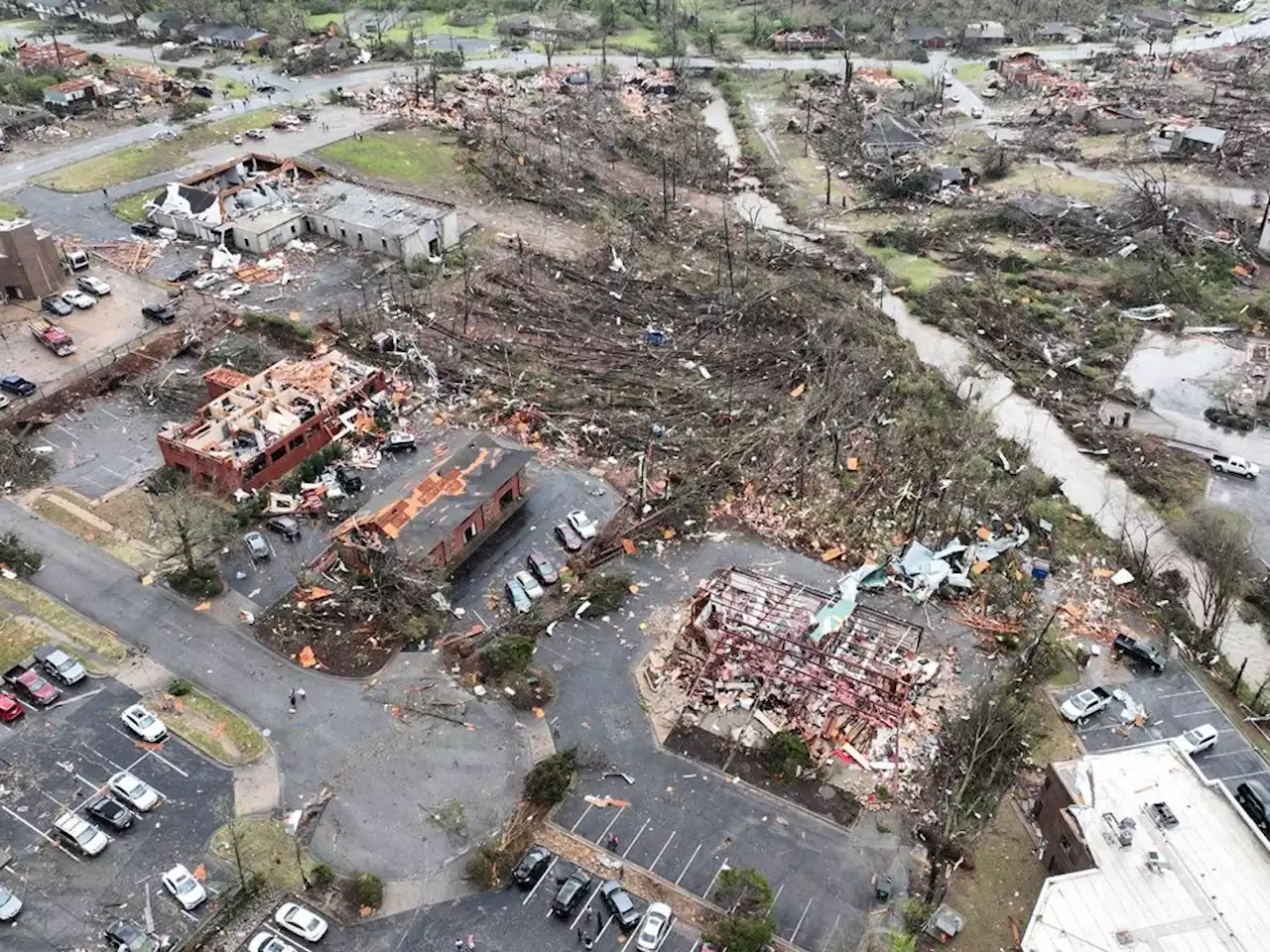 Tornadoes kill at least 11 across U.S. Midwest and South