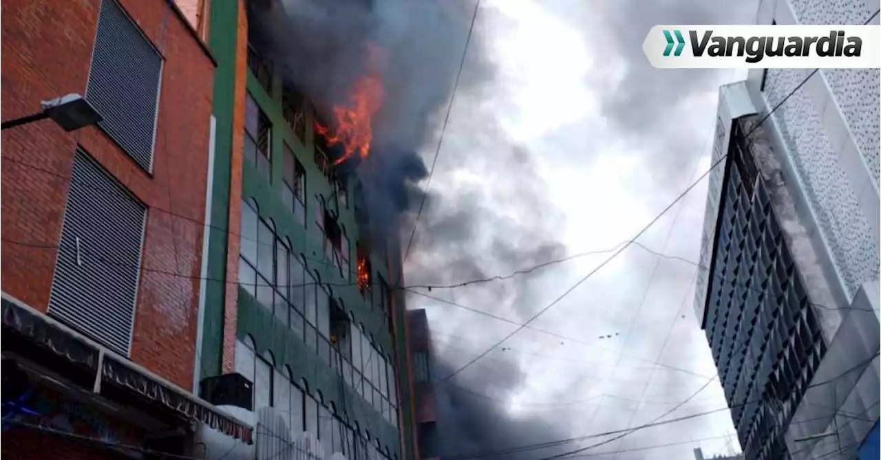 Grave incendio consume las bodegas de un centro comercial en Cali