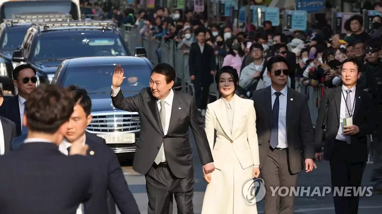 尹, '보수 심장' 대구 서문시장 방문…500m 걸으며 시민 스킨십(종합) | 연합뉴스