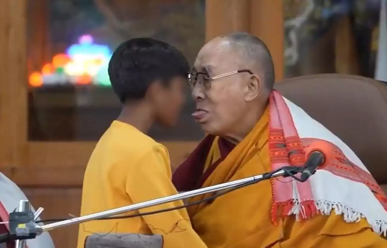 Le Dalaï Lama s’excuse d’avoir dit à un enfant de lui « sucer la langue »