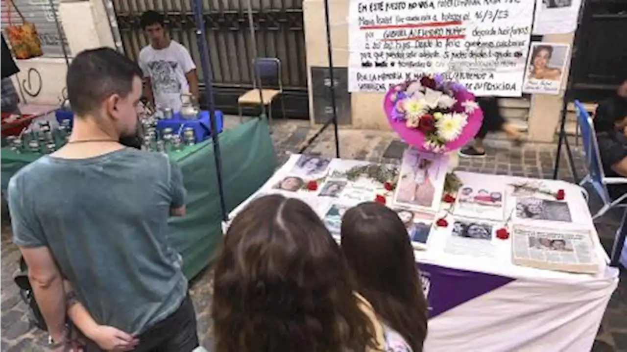 Montaron un santuario en la feria de San Telmo para recordar a una víctima de femicidio