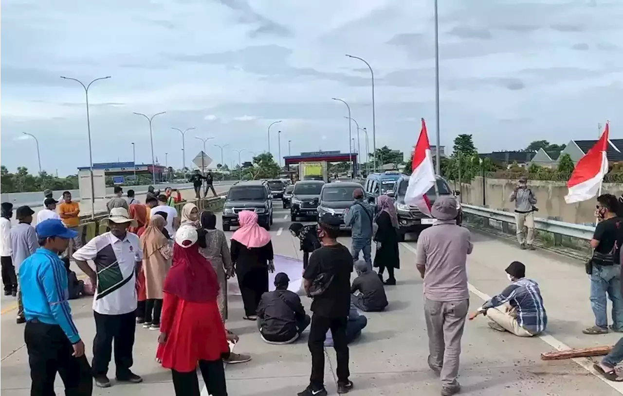 Warga Blokir Tol Jatikarya Bekasi, Kendaraan Tak Bisa Melintas Senin Sore