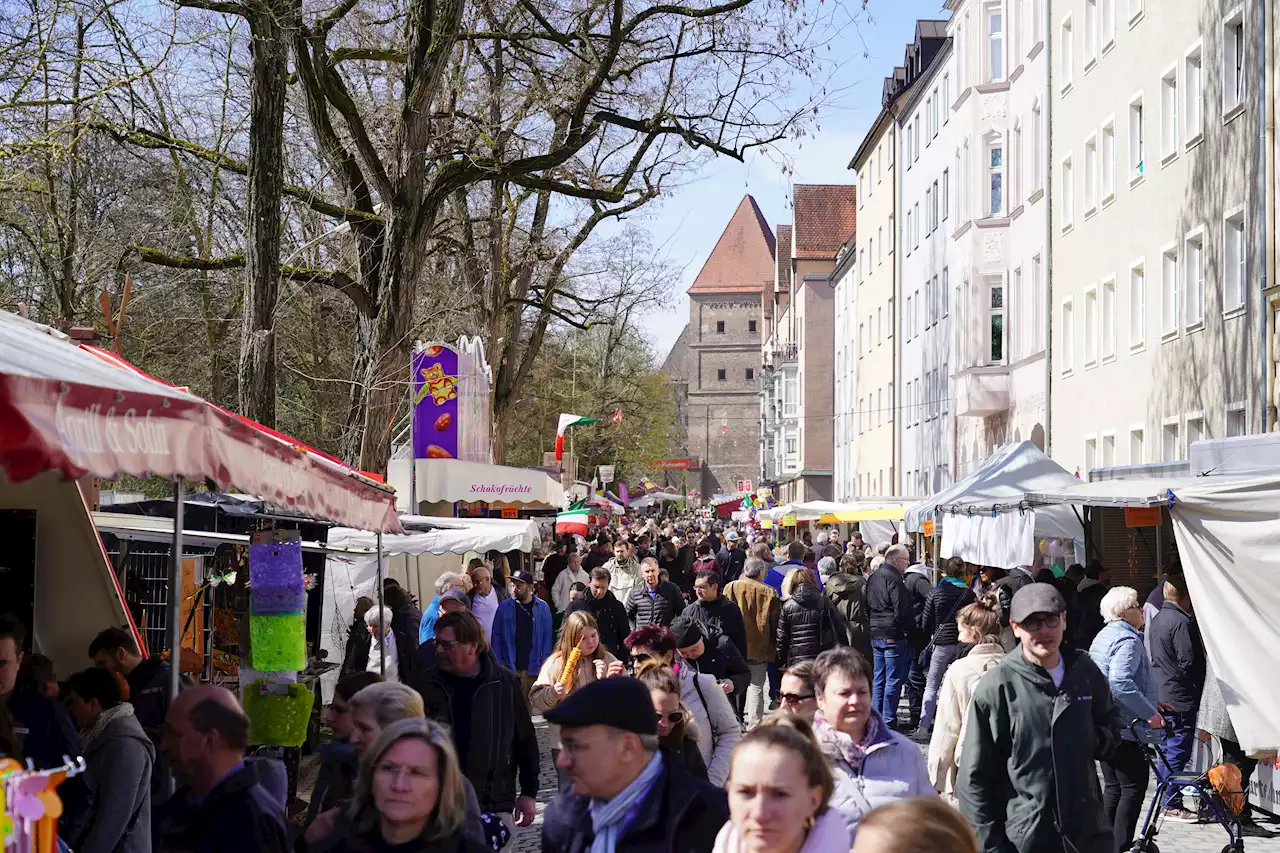 Augsburger Frühjahrsdult lockt Tausende Menschen an