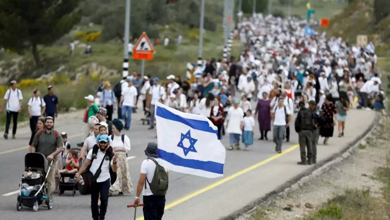 Thousands of Israelis march to illegal West Bank outpost as tensions mount