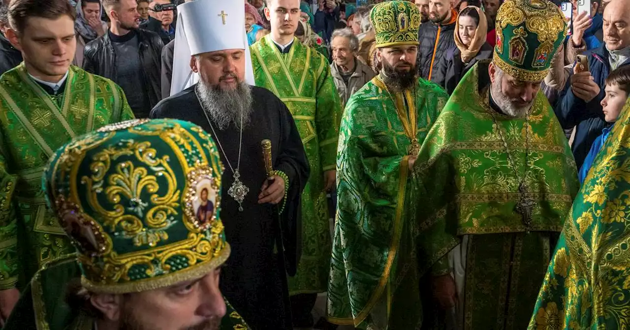 Ukrainians celebrate Palm Sunday in church marred by dispute