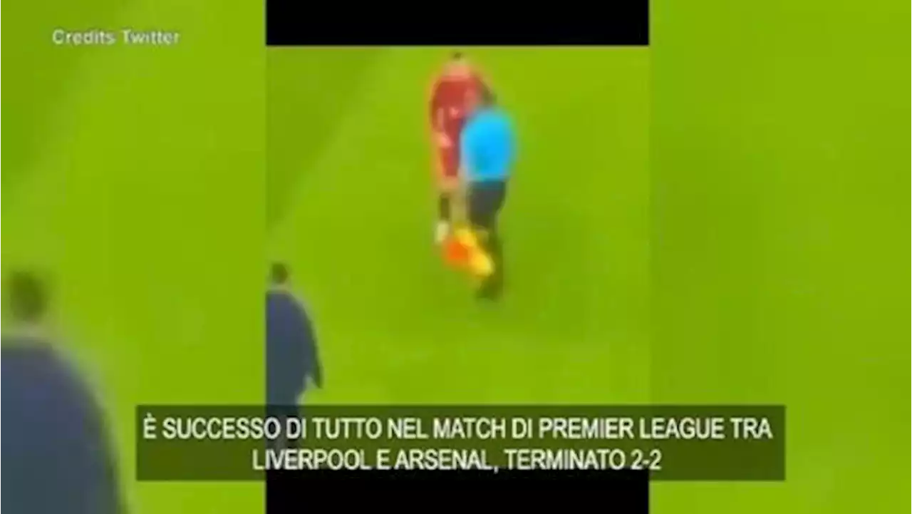 Premier League, gomitata del guardalinee al calciatore del Liverpool