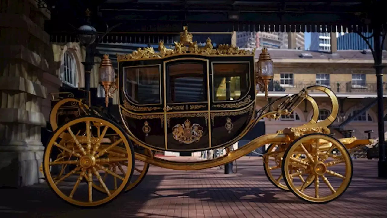 King's coronation: 3 crowns, 2 carriages and a shorter route