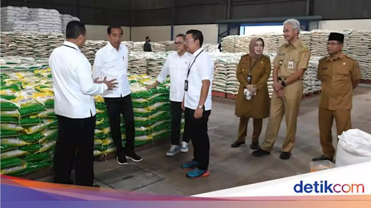 Potret Jokowi Bagikan Bansos Beras Bareng Ganjar