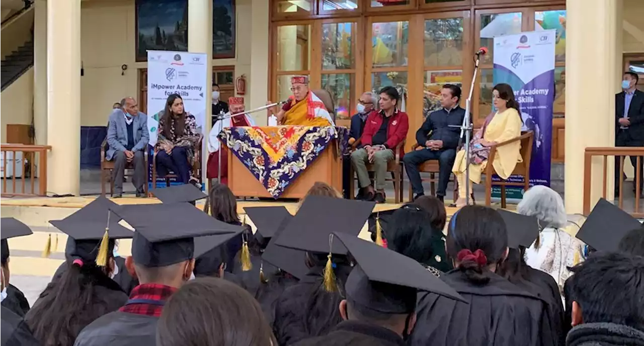 Dalai Lama besa a menor en la boca y le pide que le 'chupe' su lengua en pleno evento budista | El Universal