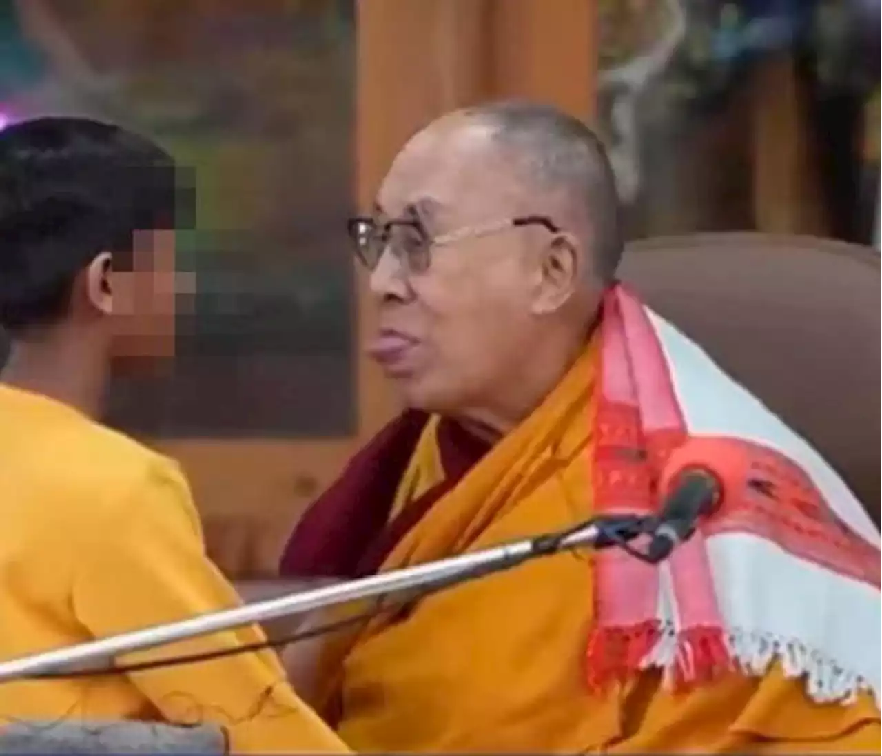 “Chúpame la lengua”: el repudiable video por el que el Dalai Lama se disculpa