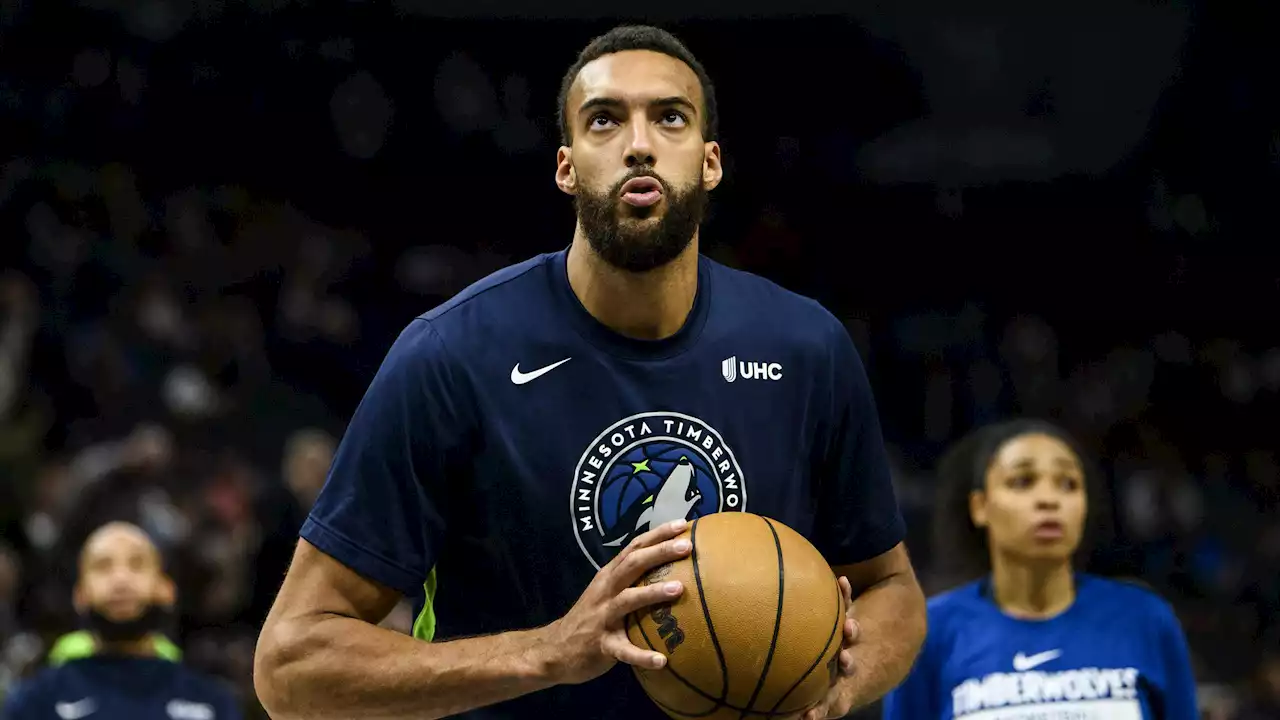 Image choc en NBA : Rudy Gobert met un coup de poing à un coéquipier en plein match