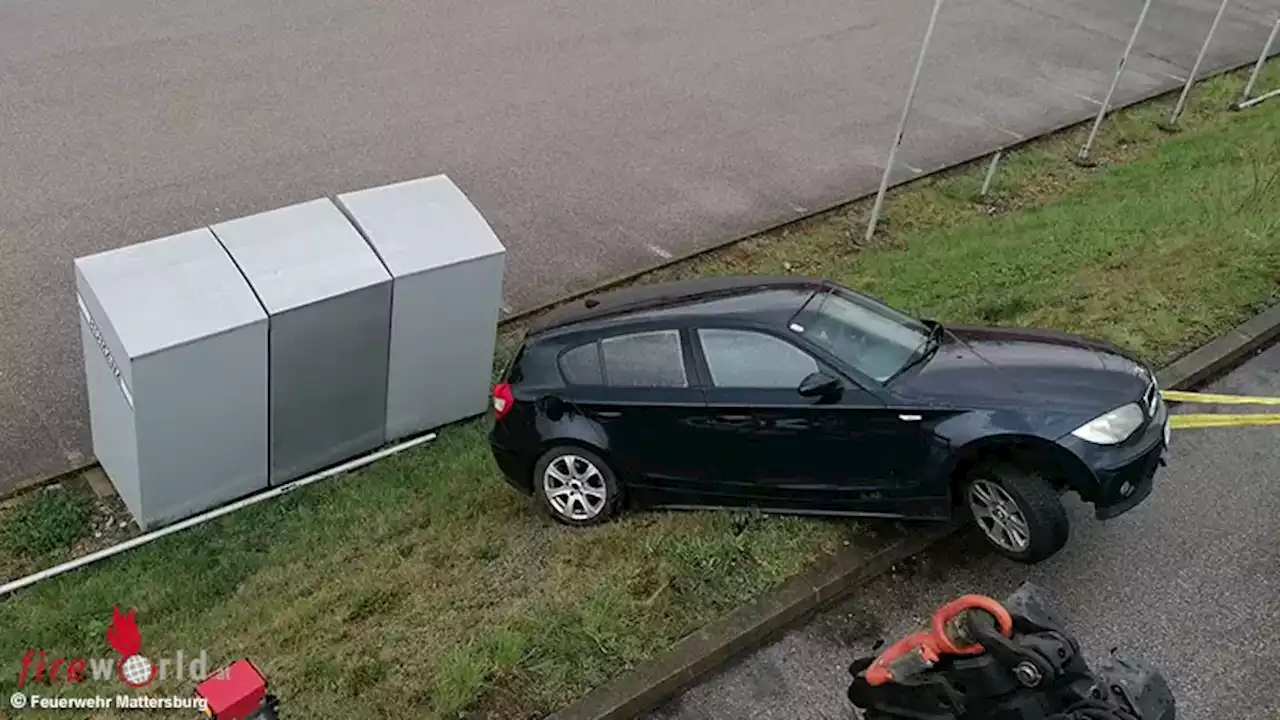 Bgld: Autobergung von der Böschung in Mattersburg