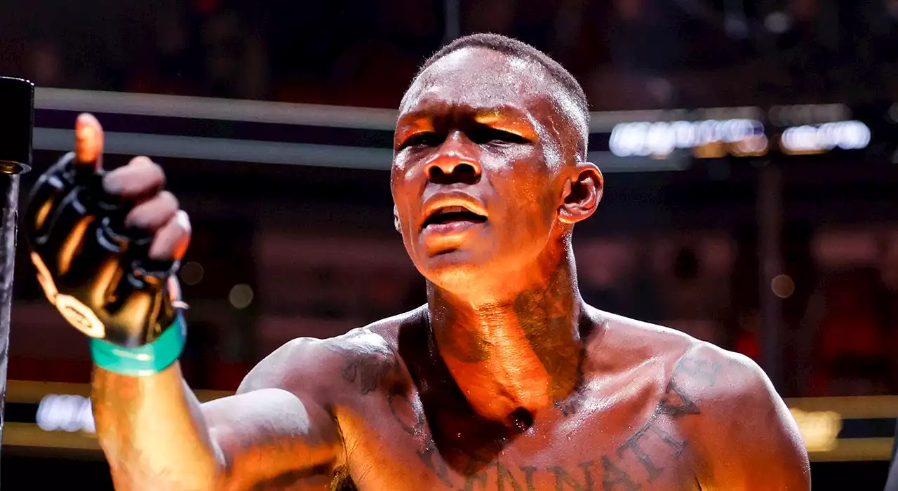 Israel Adesanya gives iconic celebration after knocking out Alex Pereira to win back UFC belt