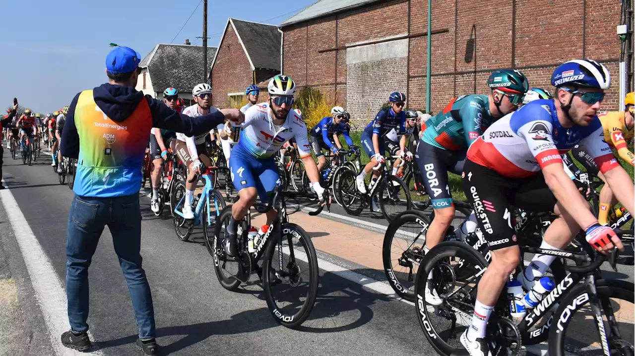 REPORTAGE. Paris-Roubaix 2023 : dans la course parallèle des ravitos, assistants indispensables dans l’Enfer du Nord