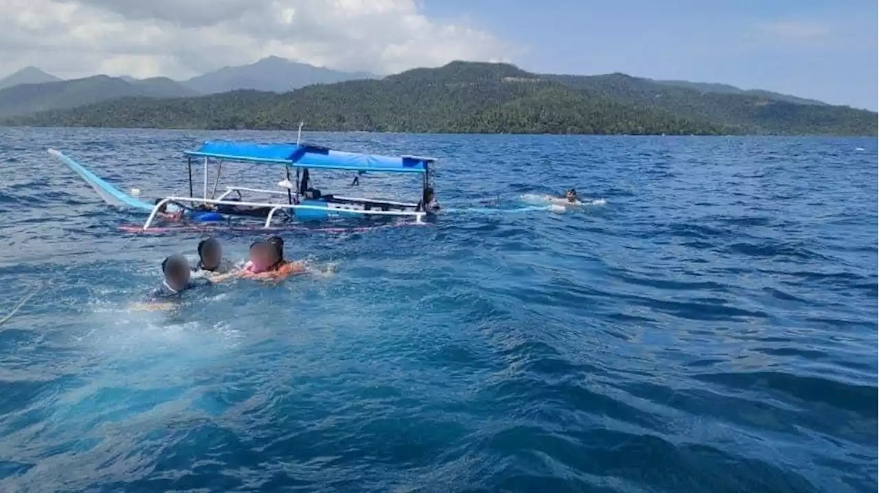 Navy rescues 6, including child, from sinking boat off Palawan