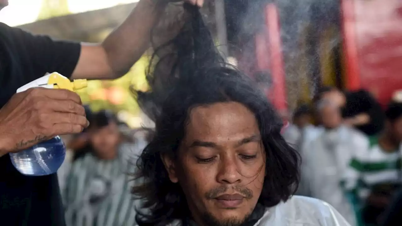 Sedekah Ramadhan Para Pemotong Rambut di Surabaya